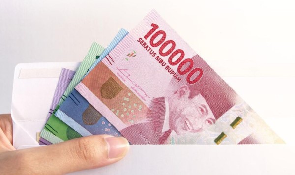 Ilustrasi Pegang Uang Rupiah